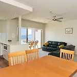 Del Rae Unit 12 25 Shoal Bay Road