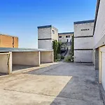 Sundeck Unit 8 51 Ronald Avenue