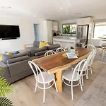 Bay Dream Believer, Ample Boat Parking, Pet Friendly 4 Bedroom Holiday House Shoal Bay
