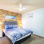 Bay Parklands 23 Located At Little Beach With Air Con Pool And Tennis Court