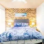 Bay Parklands 23 Located At Little Beach With Air Con Pool And Tennis Court