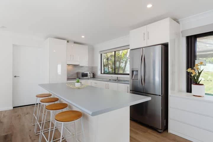 Bay Dream Believer, Ample Boat Parking, Pet Friendly 4 Bedroom Holiday House *