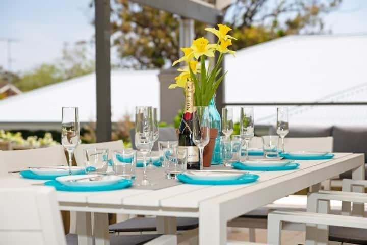 Bay Dream Believer, Ample Boat Parking, Pet Friendly 4 Bedroom Holiday House Shoal Bay