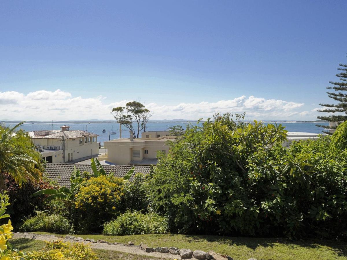The Crest Unit 5 6 8 Tomaree Road * Shoal Bay
