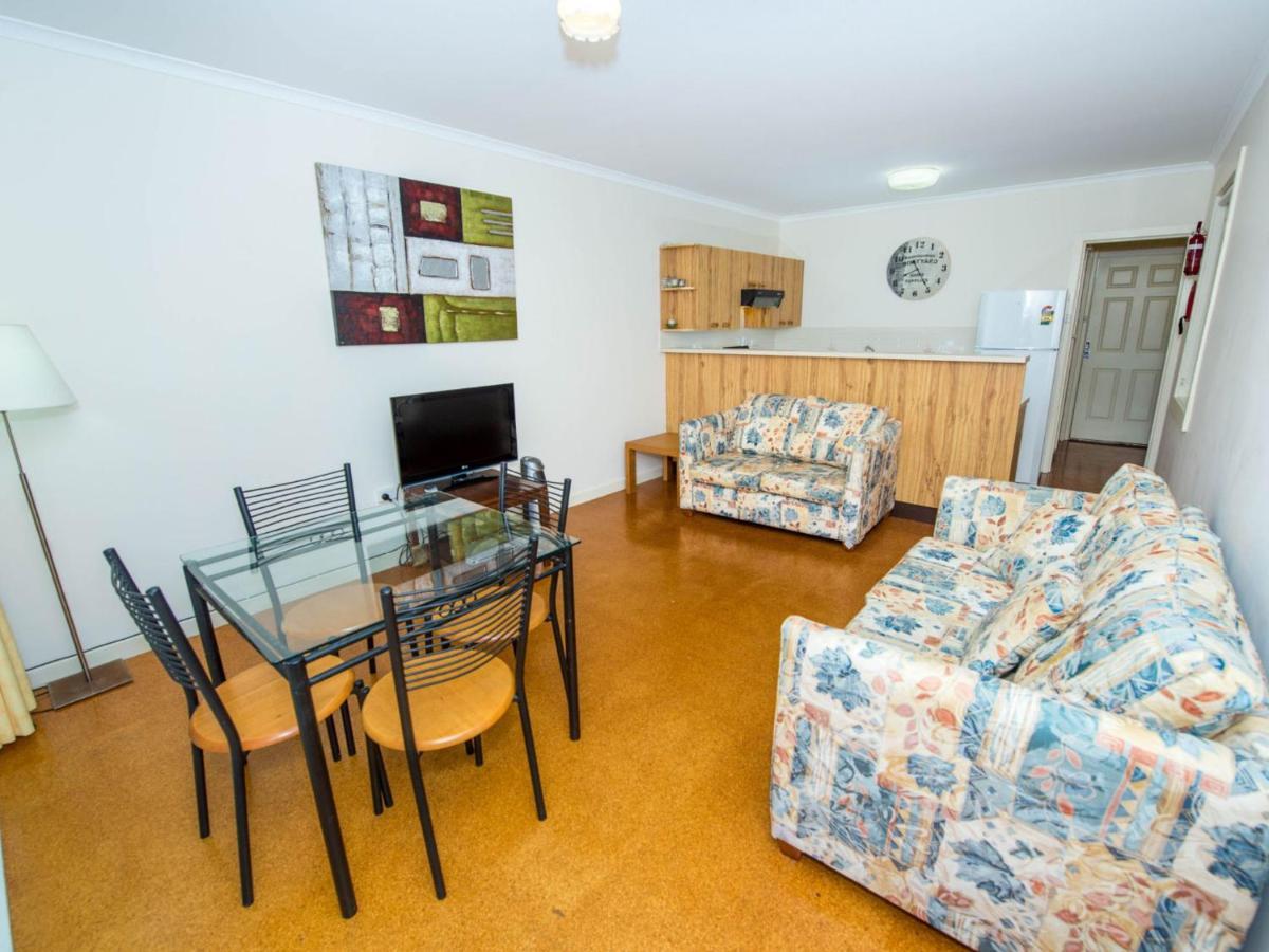 Apartment Avenue Unit 1 7 *
