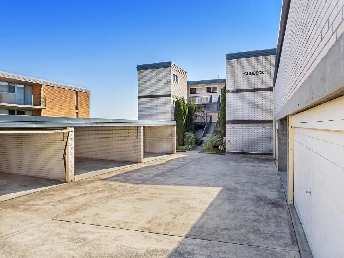 Sundeck Unit 8 51 Ronald Avenue *
