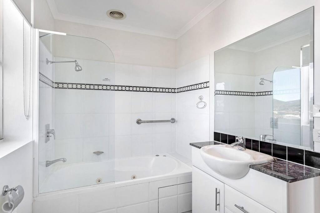 814 Waterviews Apartment