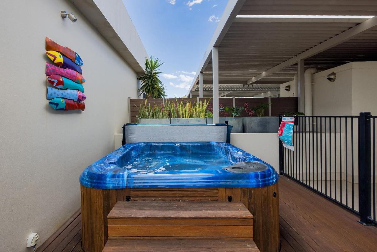 Aura 10 Shoal Bay