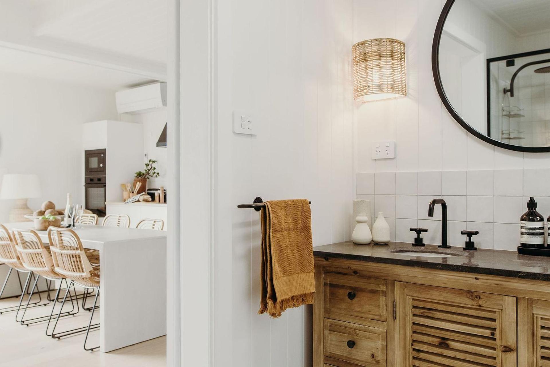 Baybreeze 18 Tomaree Road Wifi Air Conditioning Kitchenette *