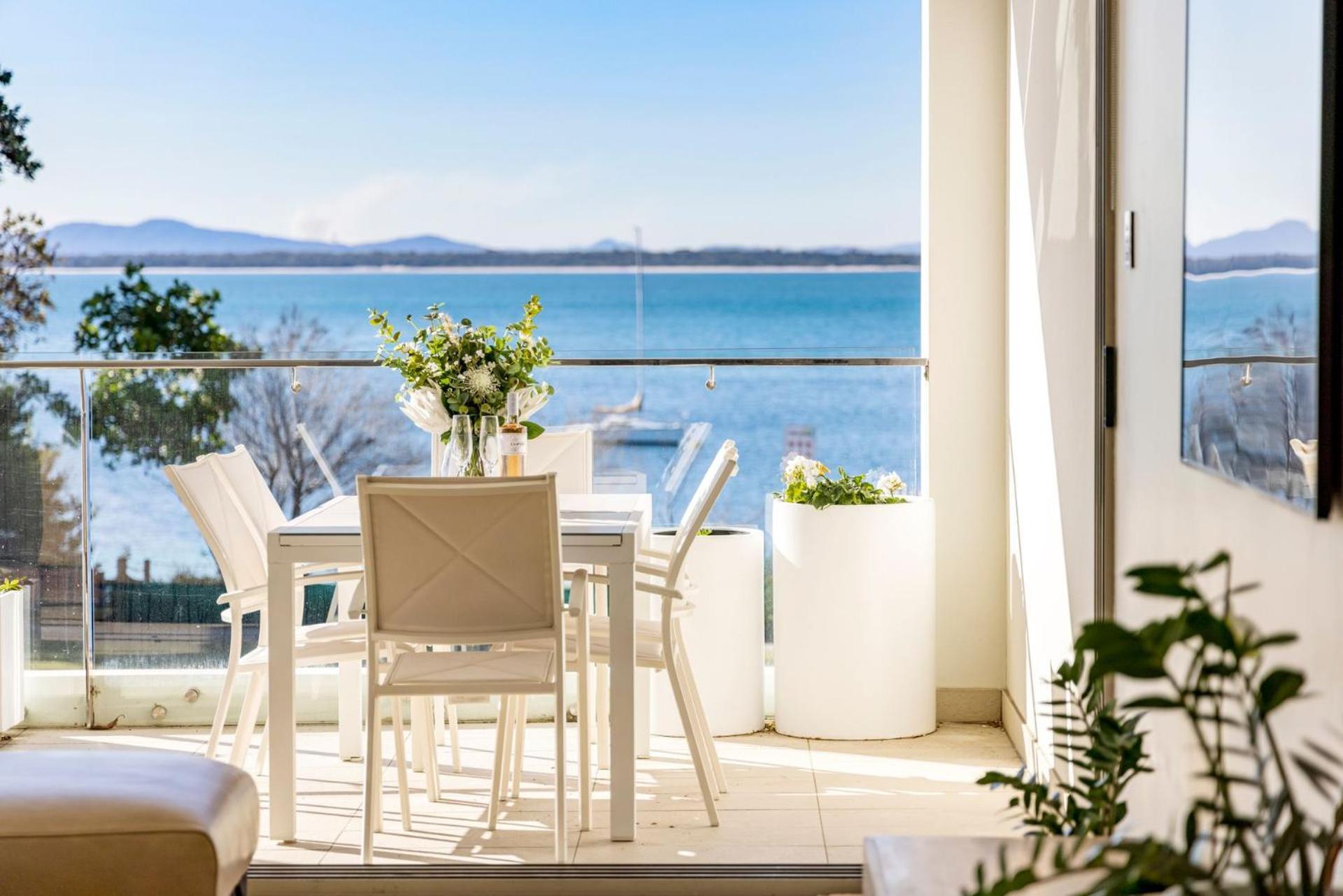 Aura 3 Spectacular Beachside Views Apartment