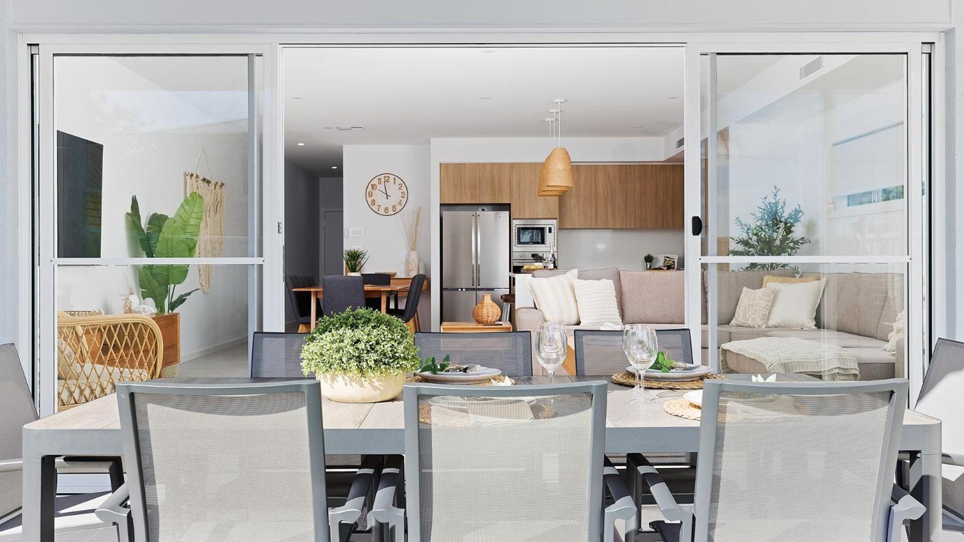 Hideaway 1, 3 Lillian St - Stunning Water Views Holiday home *