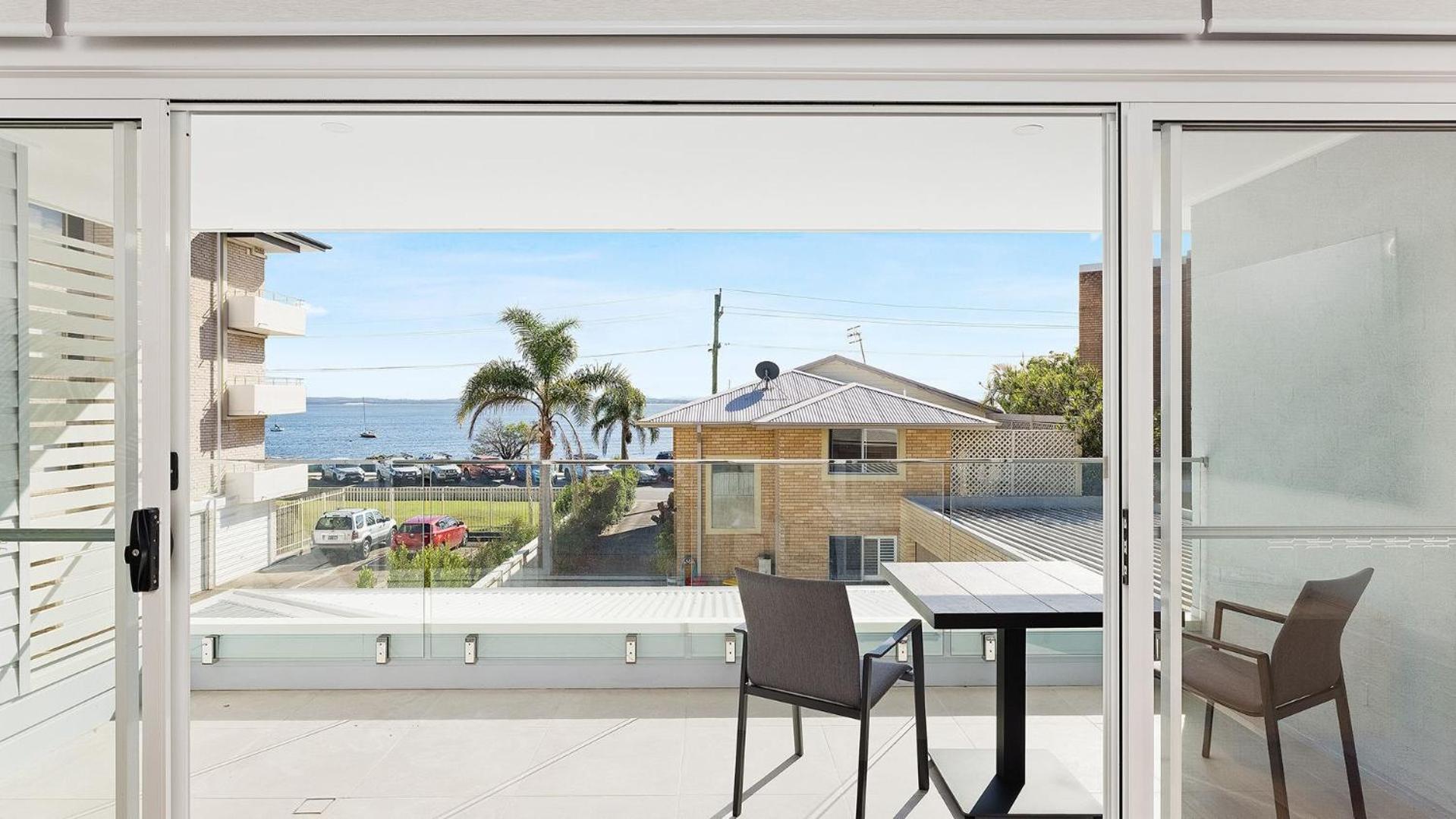 Hideaway 1, 3 Lillian St - Stunning Water Views Holiday home *