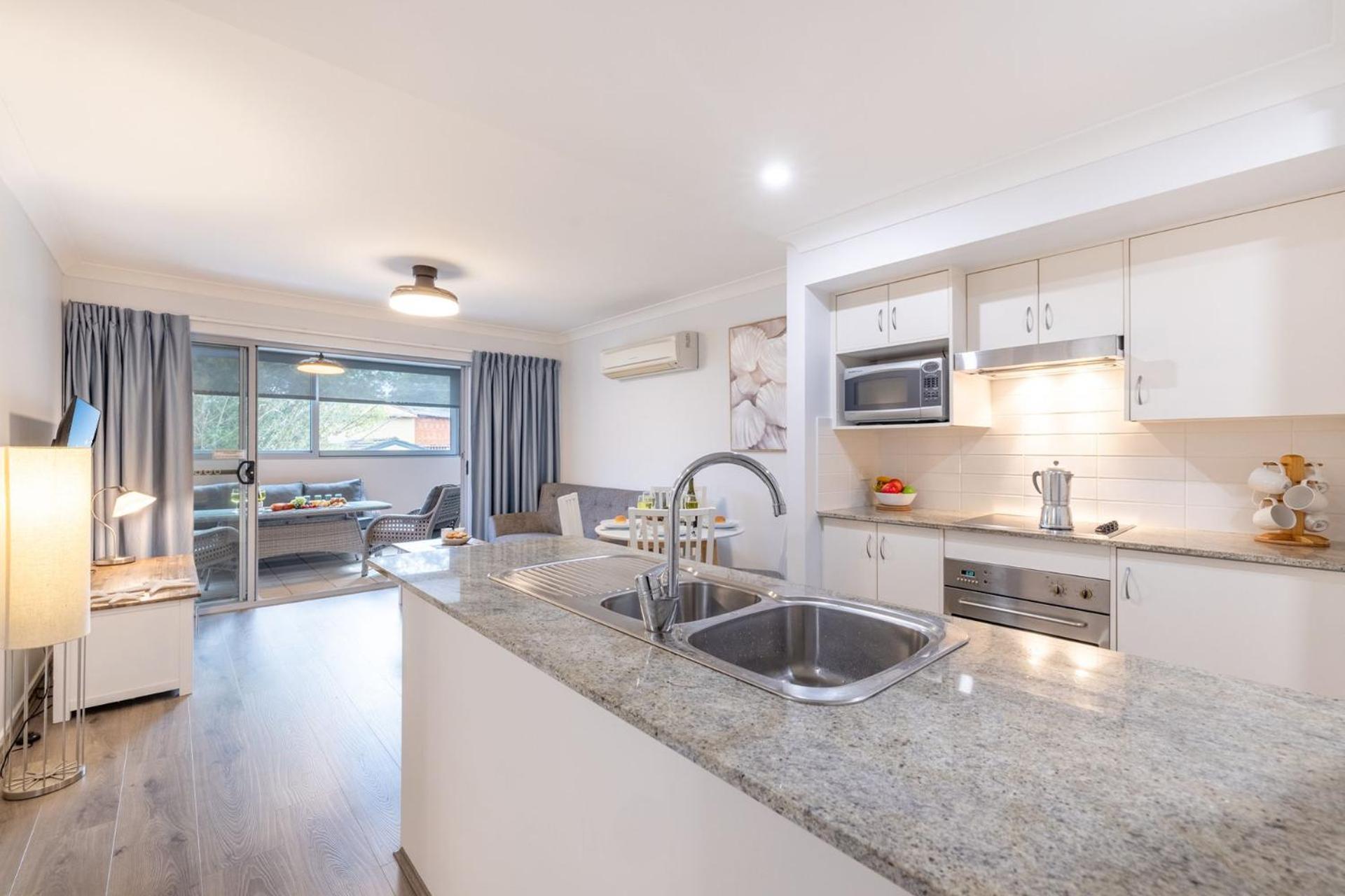Apartments, 9 2 Road, Air Conditioning, Complex Swimming Pool And Lift Apartment *
