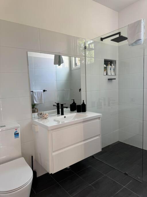 Villa Shoaly House - A Charming Coastal Escape *