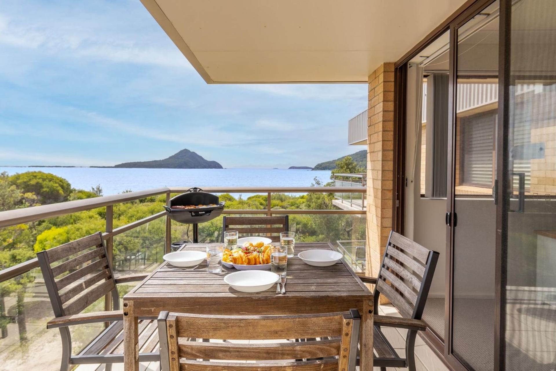 Apartment Intrepid 12 Right On The Beachfront Shoal Bay