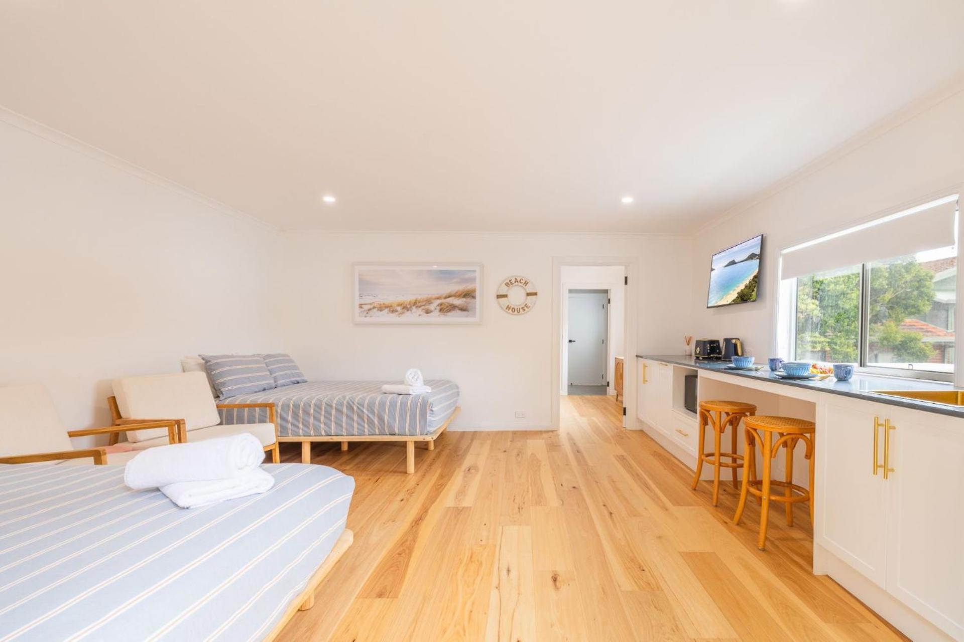 Holiday home East Belmont, 38 Tomaree Rd - Spa, Linen, Wi-fi, Air Con , Games *