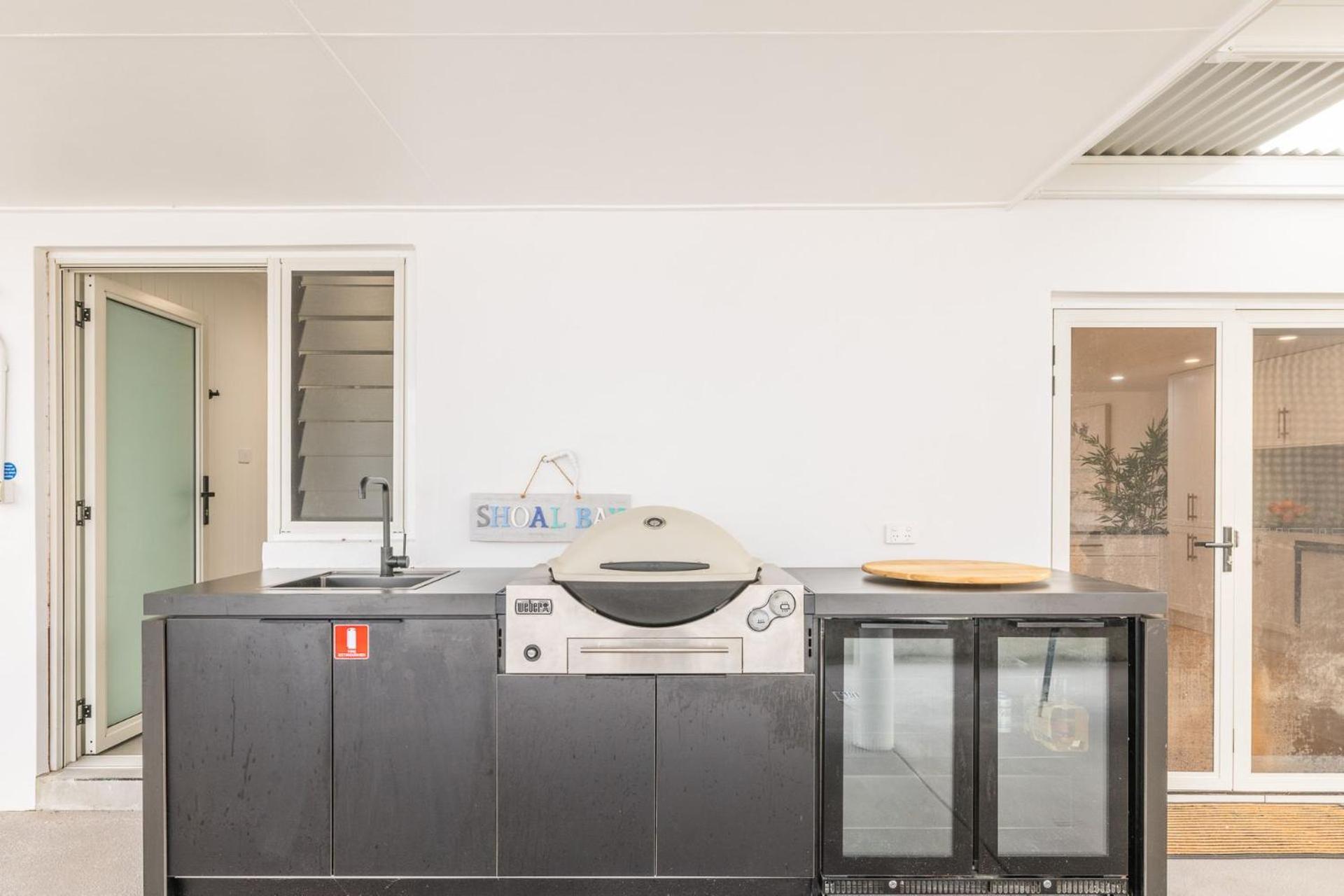 East Belmont, 38 Tomaree Rd - Spa, Linen, Wi-fi, Air Con , Games Holiday home Shoal Bay