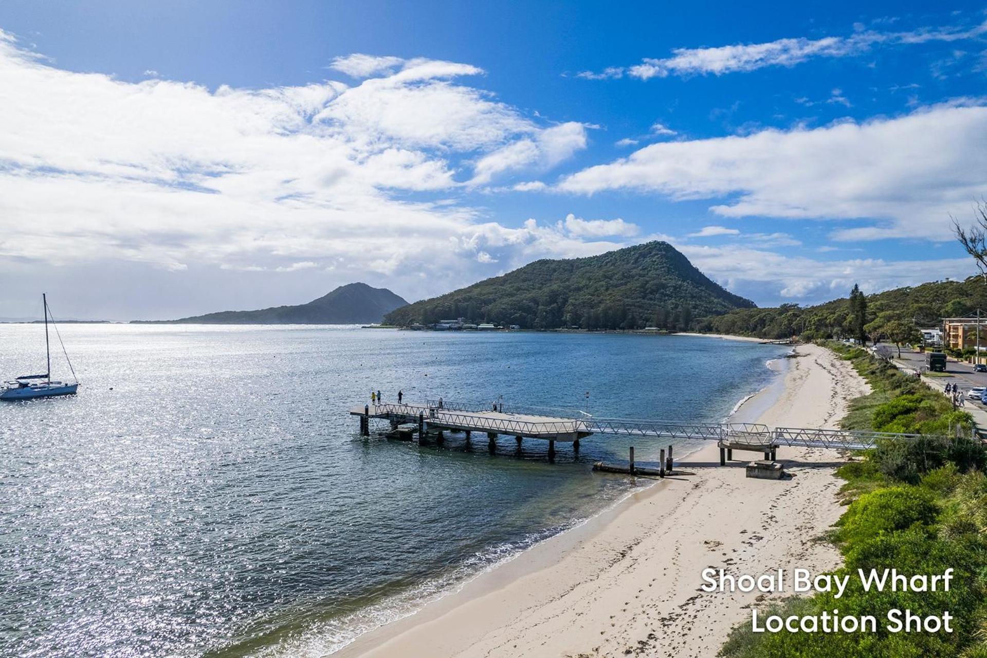East Belmont, 38 Tomaree Rd - Spa, Linen, Wi-fi, Air Con , Games Shoal Bay