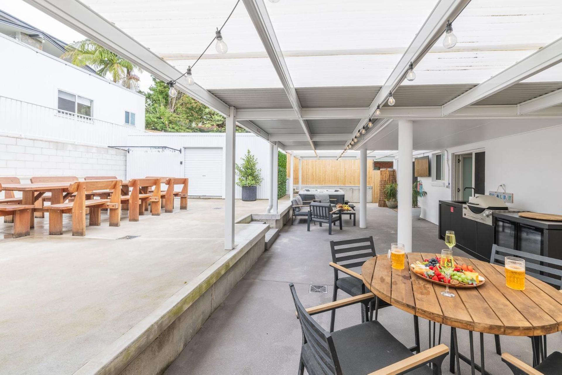 Holiday home East Belmont, 38 Tomaree Rd - Spa, Linen, Wi-fi, Air Con , Games *