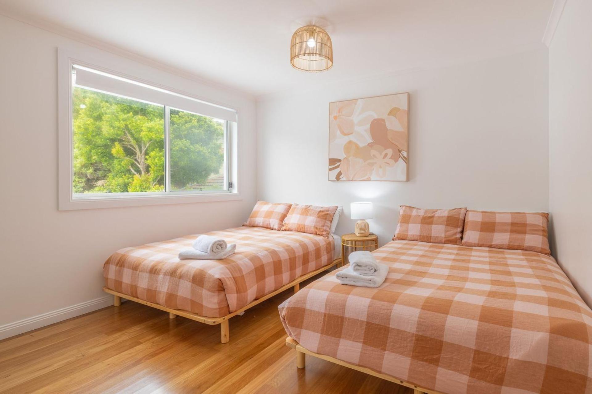 East Belmont, 38 Tomaree Rd - Spa, Linen, Wi-fi, Air Con , Games Holiday home Shoal Bay