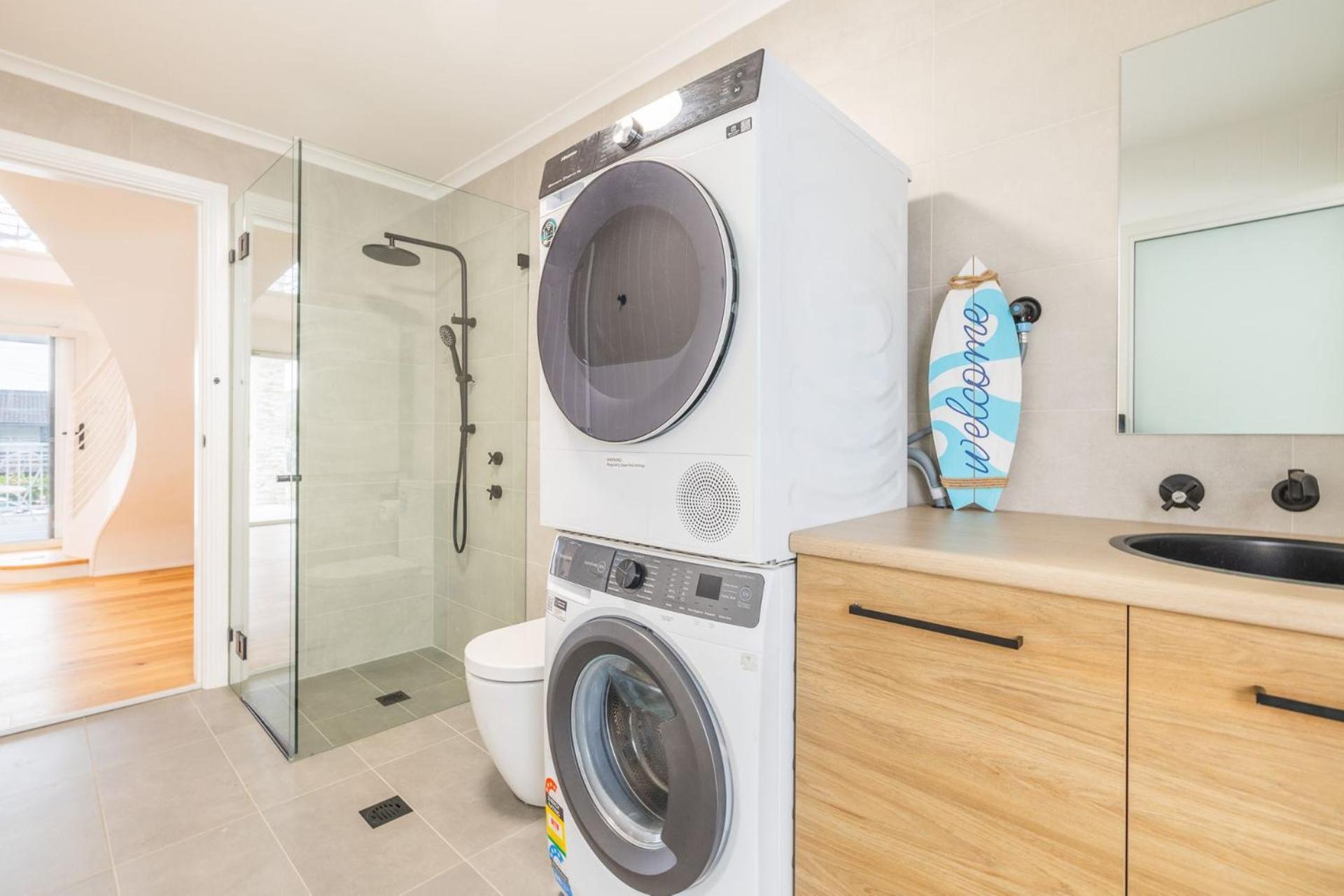 East Belmont, 38 Tomaree Rd - Spa, Linen, Wi-fi, Air Con , Games *