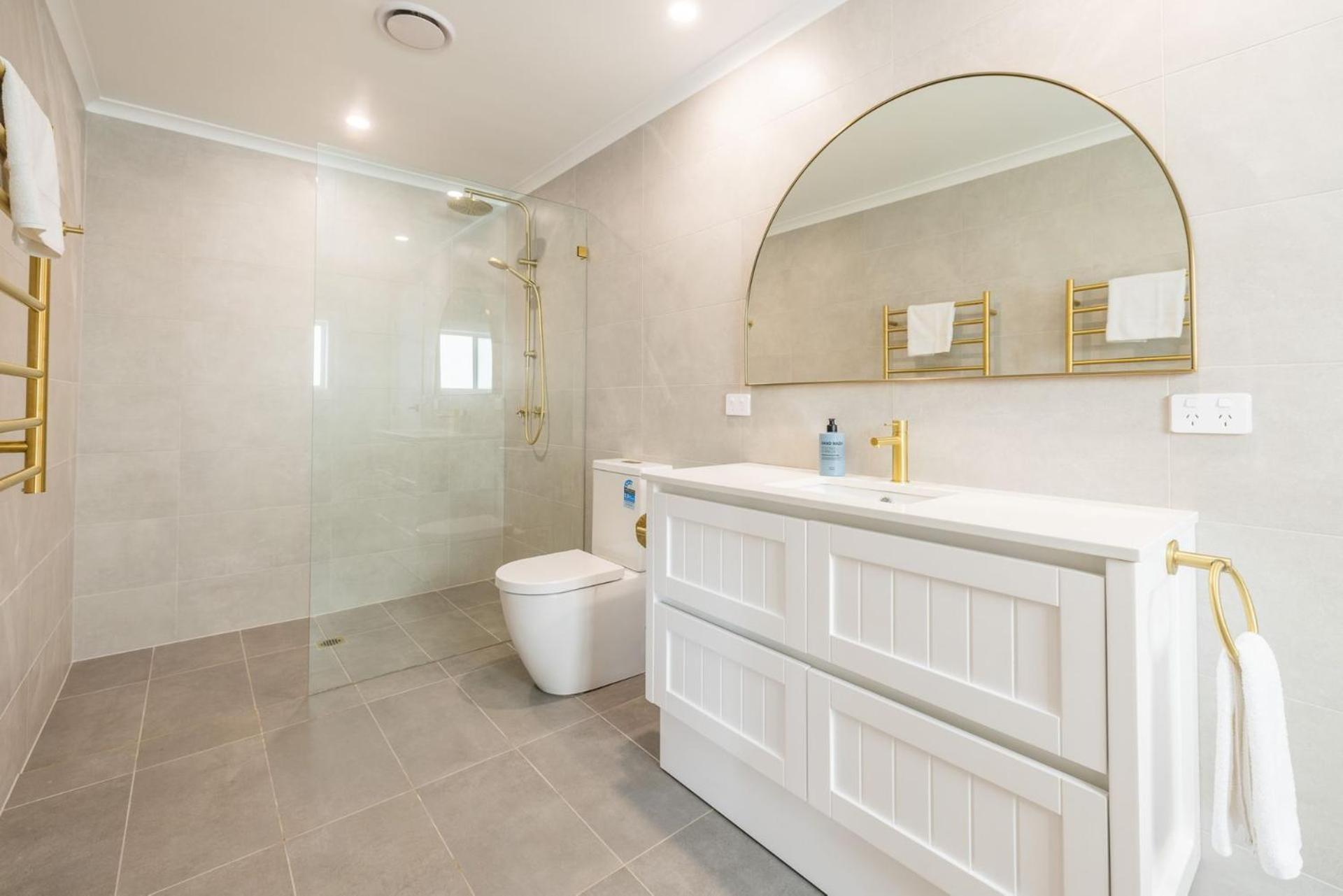East Belmont, 38 Tomaree Rd - Spa, Linen, Wi-fi, Air Con , Games Shoal Bay
