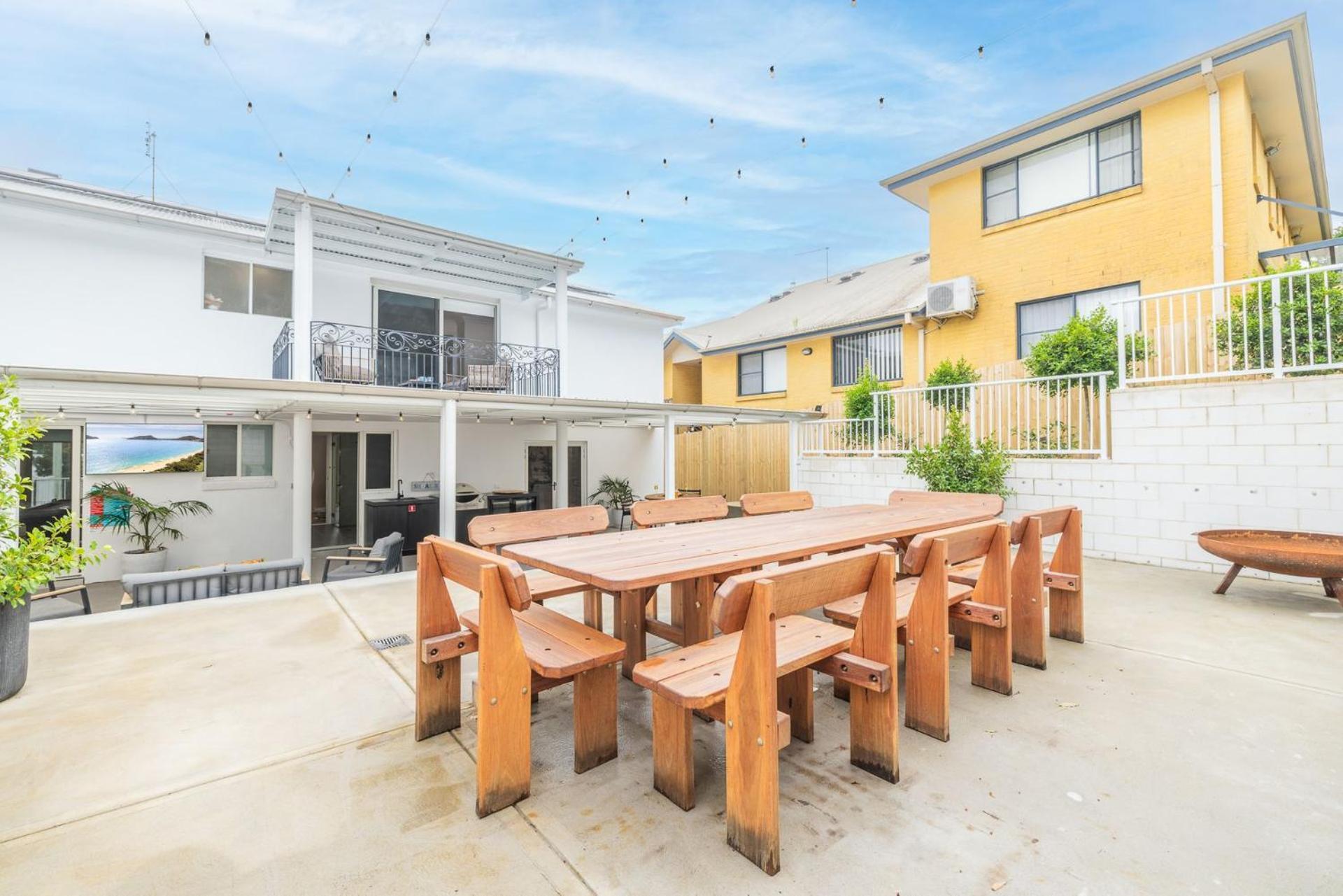 East Belmont, 38 Tomaree Rd - Spa, Linen, Wi-fi, Air Con , Games * Shoal Bay