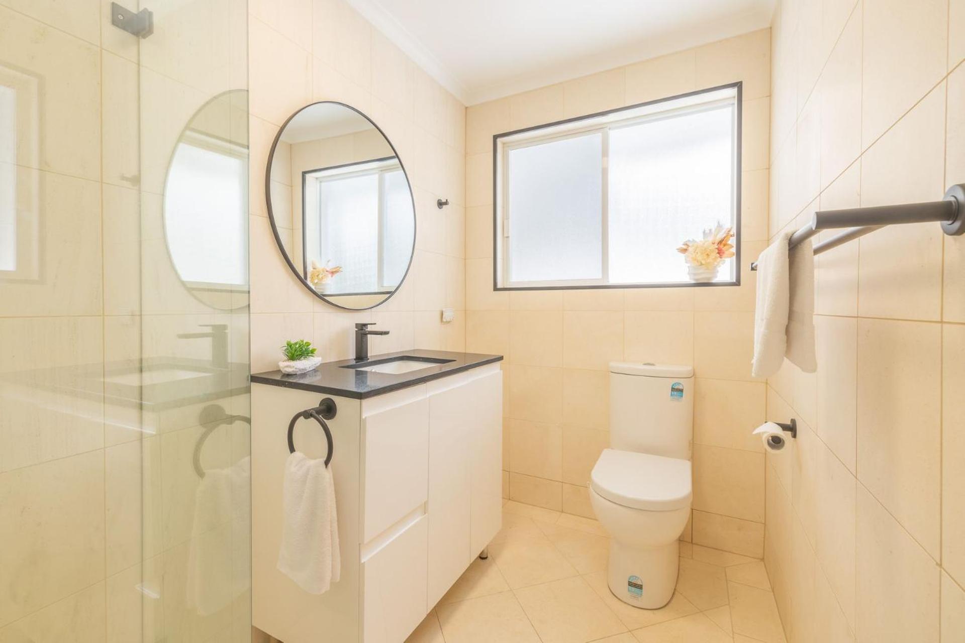East Belmont, 38 Tomaree Rd - Spa, Linen, Wi-fi, Air Con , Games