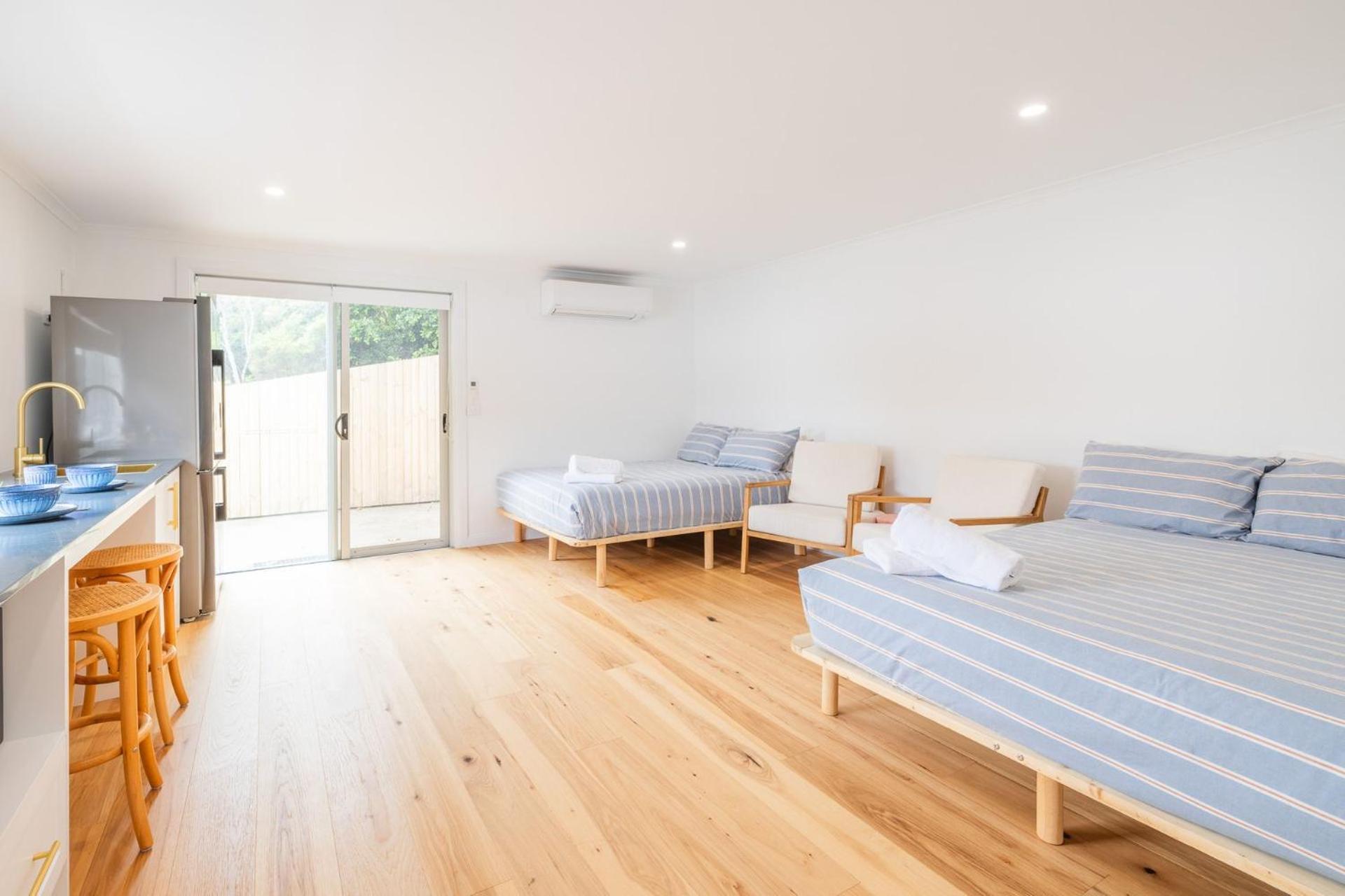 East Belmont, 38 Tomaree Rd - Spa, Linen, Wi-fi, Air Con , Games Holiday home