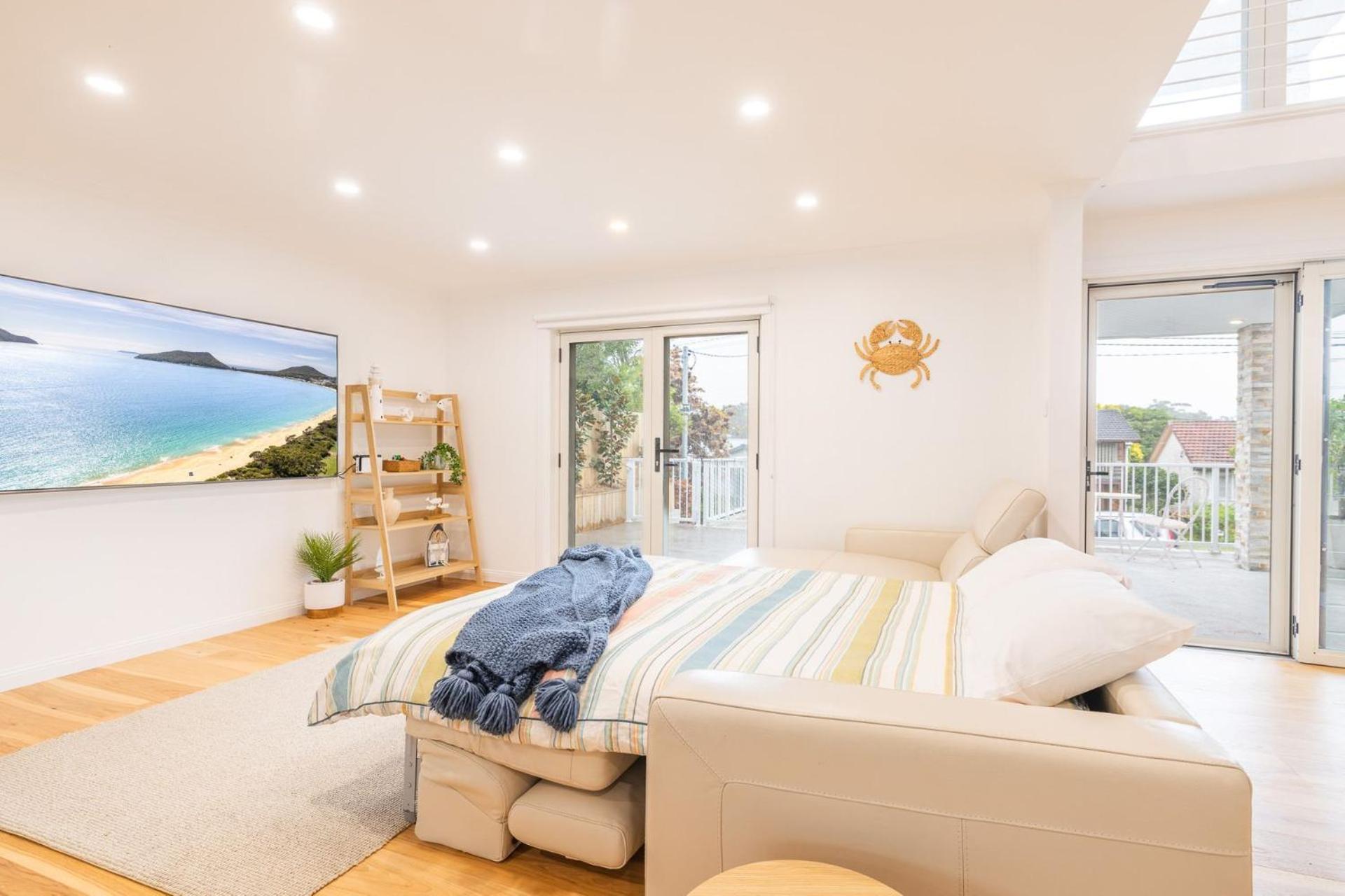 East Belmont, 38 Tomaree Rd - Spa, Linen, Wi-fi, Air Con , Games Holiday home *