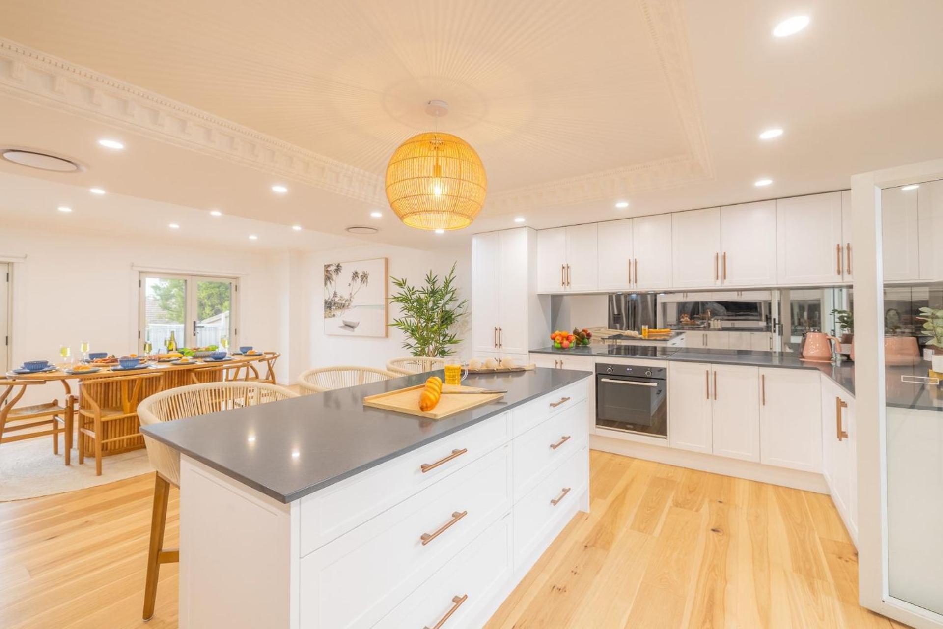East Belmont, 38 Tomaree Rd - Spa, Linen, Wi-fi, Air Con , Games * Shoal Bay