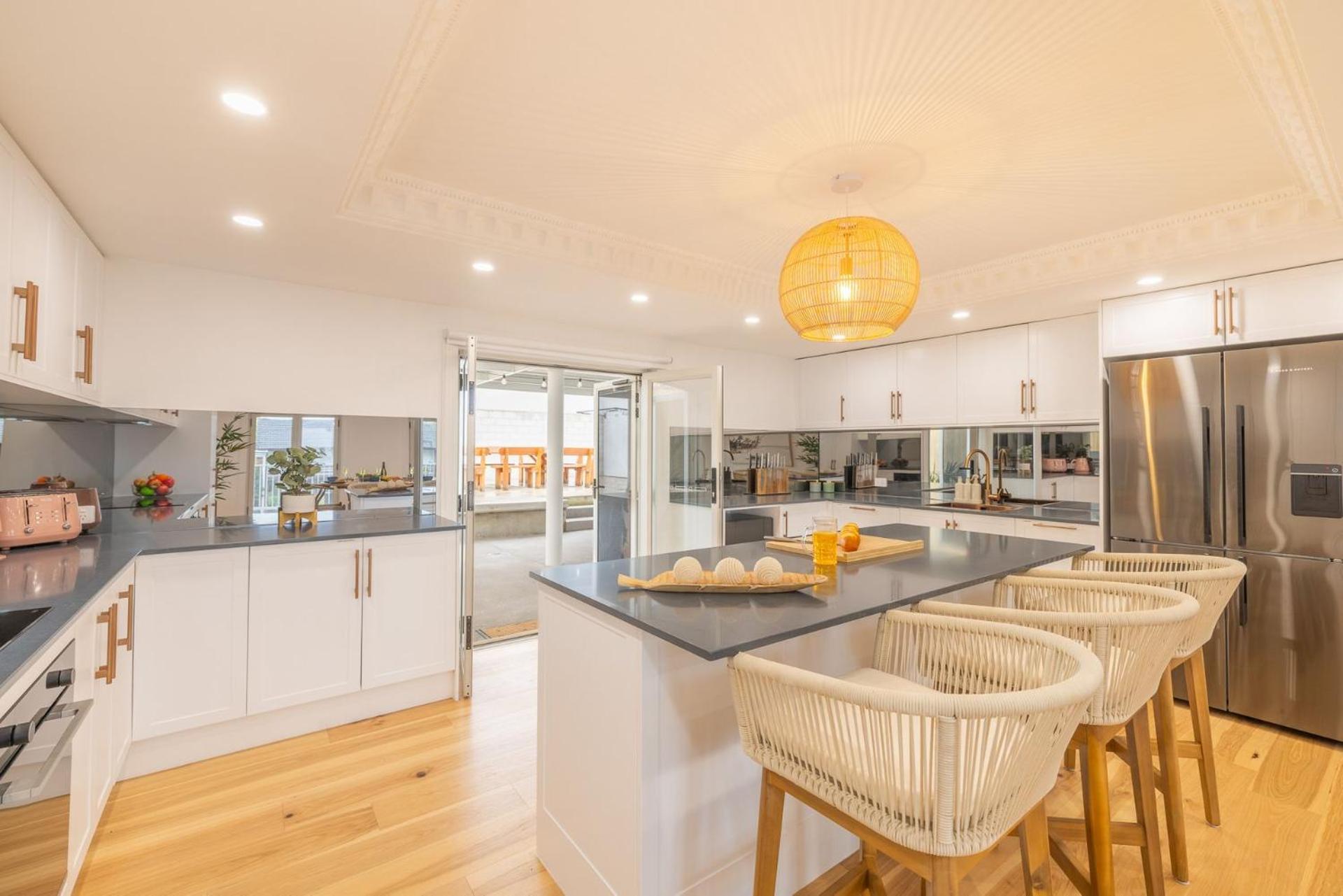 East Belmont, 38 Tomaree Rd - Spa, Linen, Wi-fi, Air Con , Games Holiday home Shoal Bay