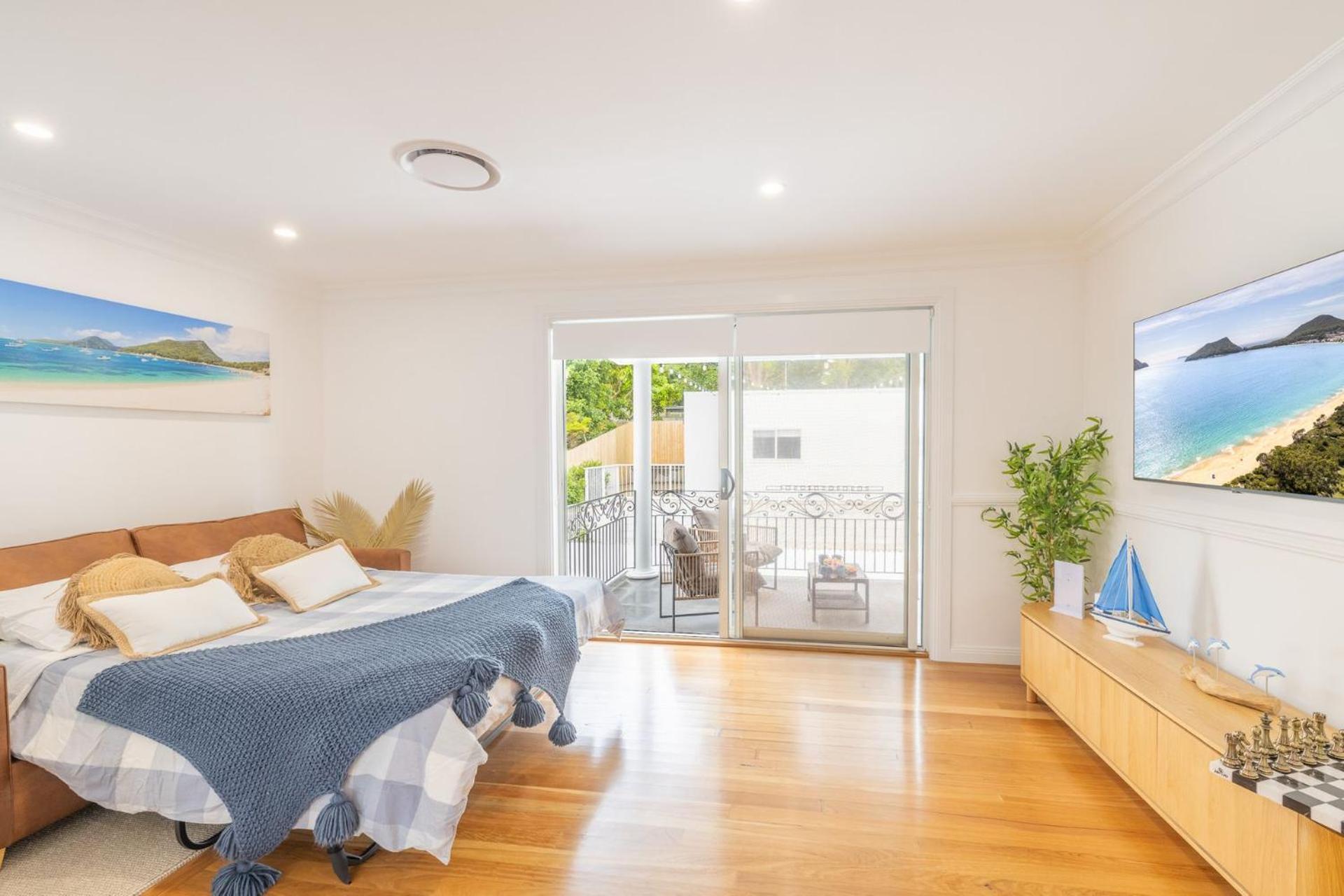 East Belmont, 38 Tomaree Rd - Spa, Linen, Wi-fi, Air Con , Games *