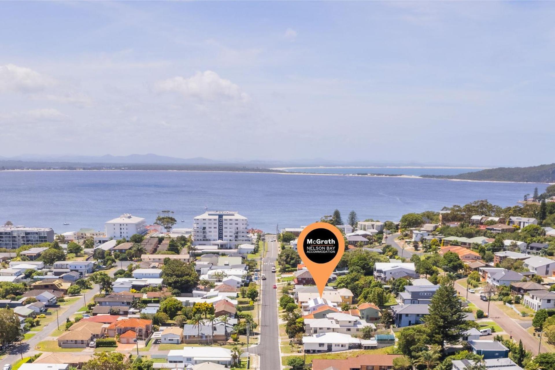 East Belmont, 38 Tomaree Rd - Spa, Linen, Wi-fi, Air Con , Games * Shoal Bay
