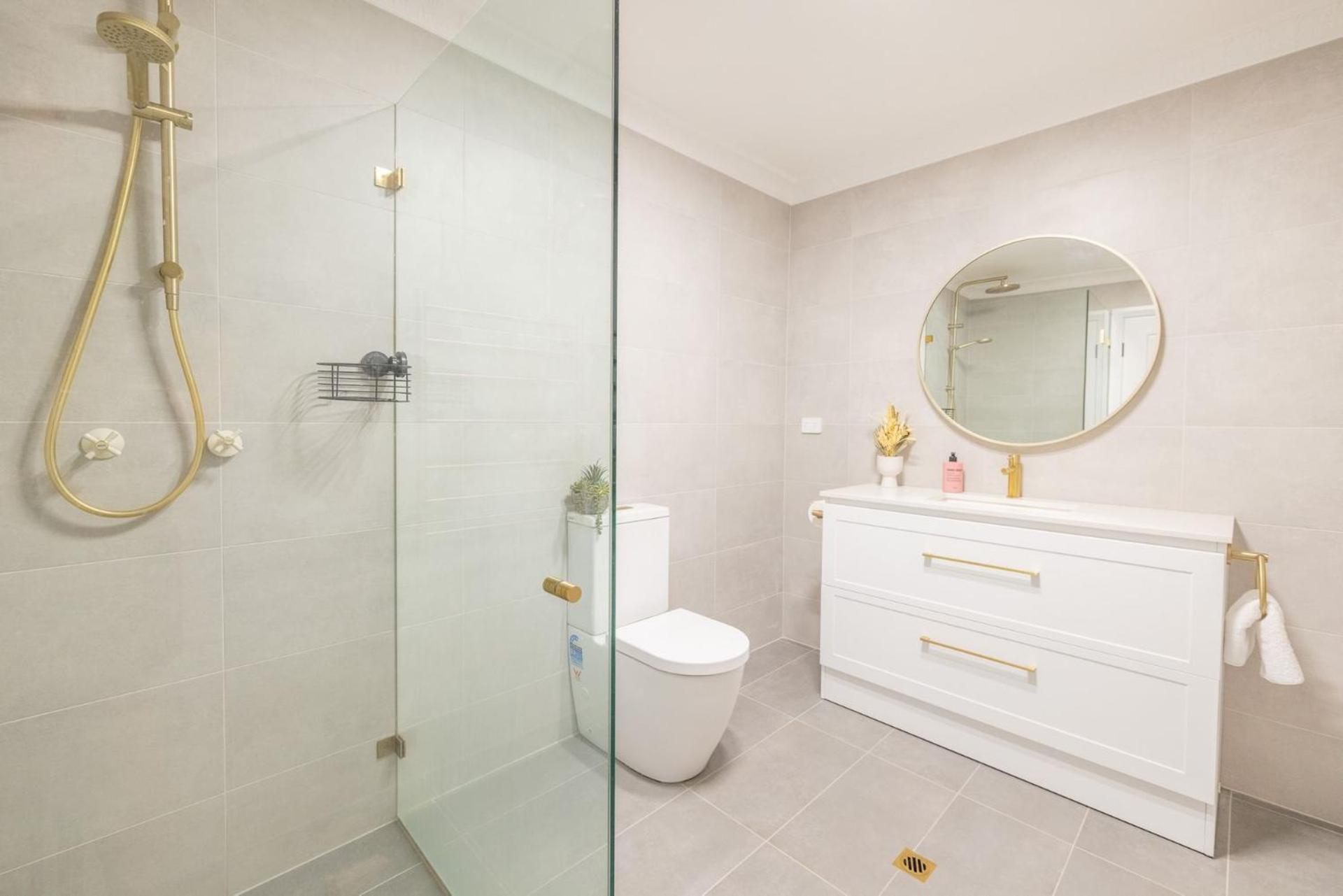 East Belmont, 38 Tomaree Rd - Spa, Linen, Wi-fi, Air Con , Games Holiday home *