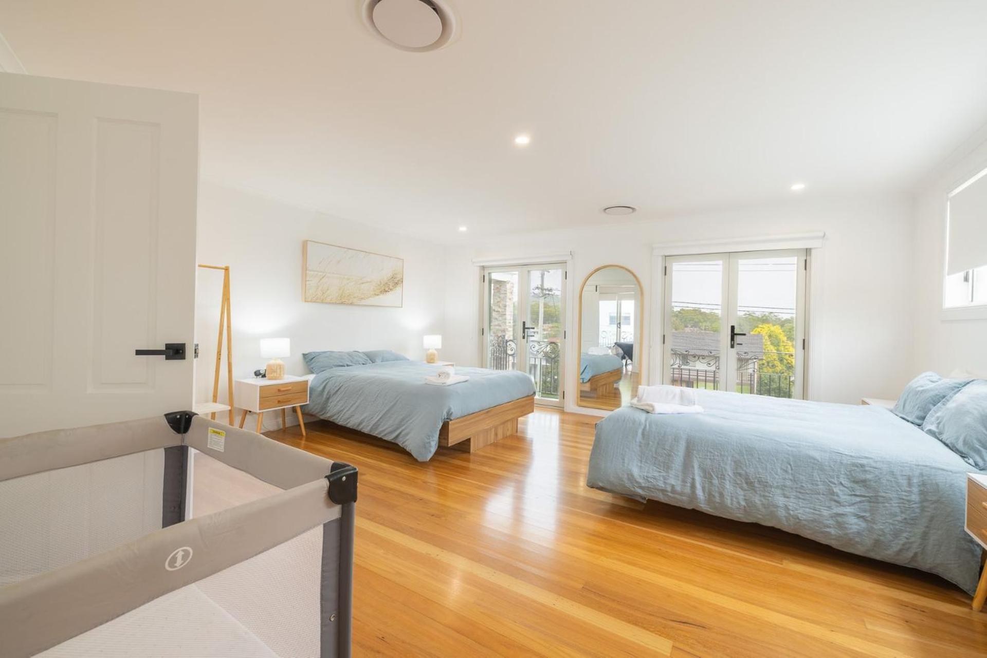 East Belmont, 38 Tomaree Rd - Spa, Linen, Wi-fi, Air Con , Games Shoal Bay
