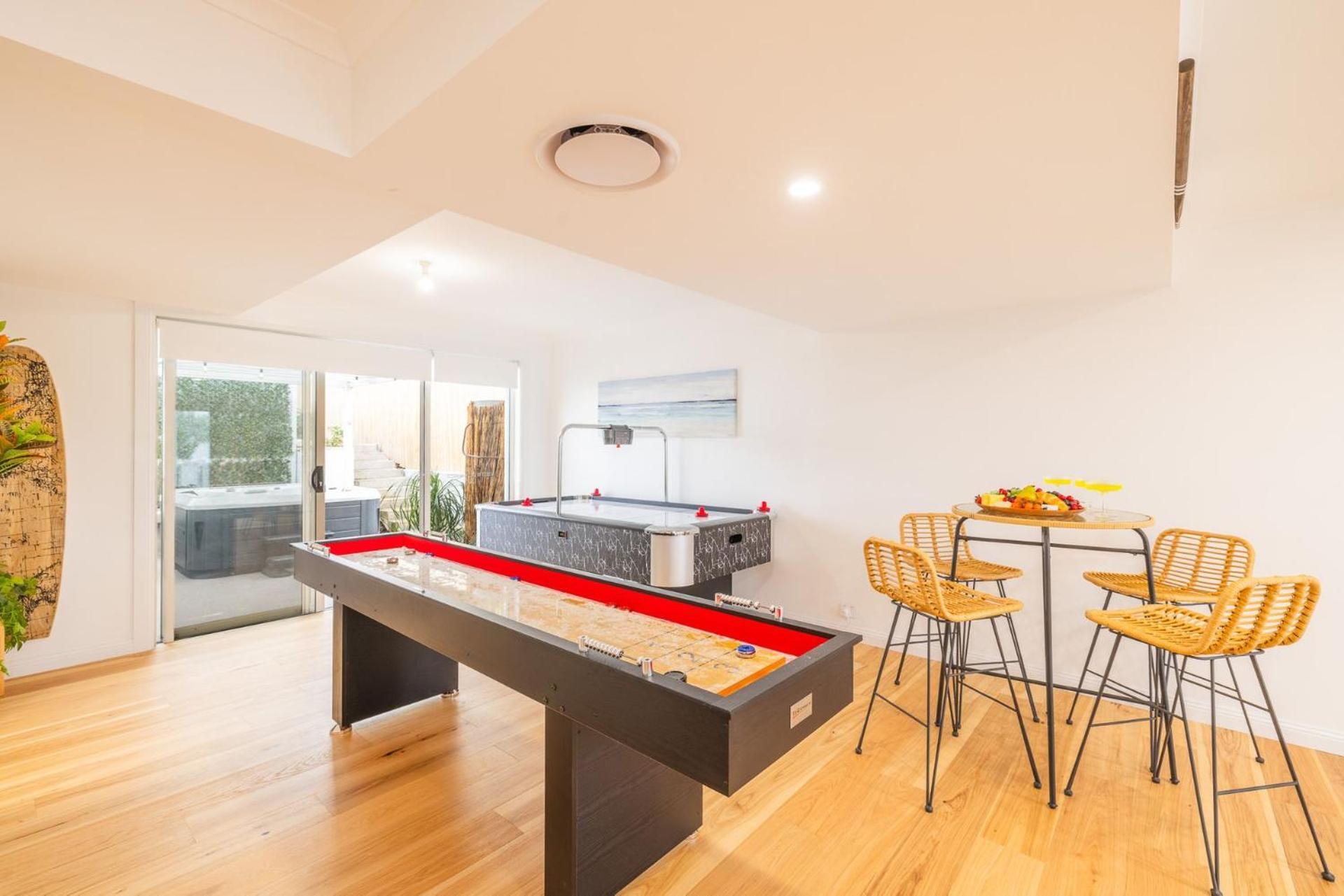 East Belmont, 38 Tomaree Rd - Spa, Linen, Wi-fi, Air Con , Games Holiday home
