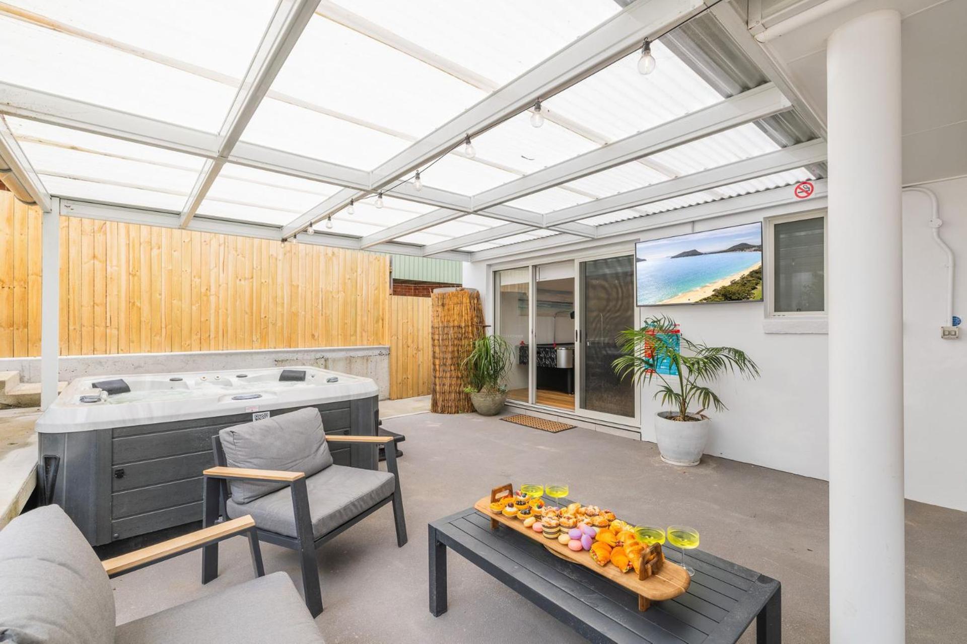 East Belmont, 38 Tomaree Rd - Spa, Linen, Wi-fi, Air Con , Games Holiday home *