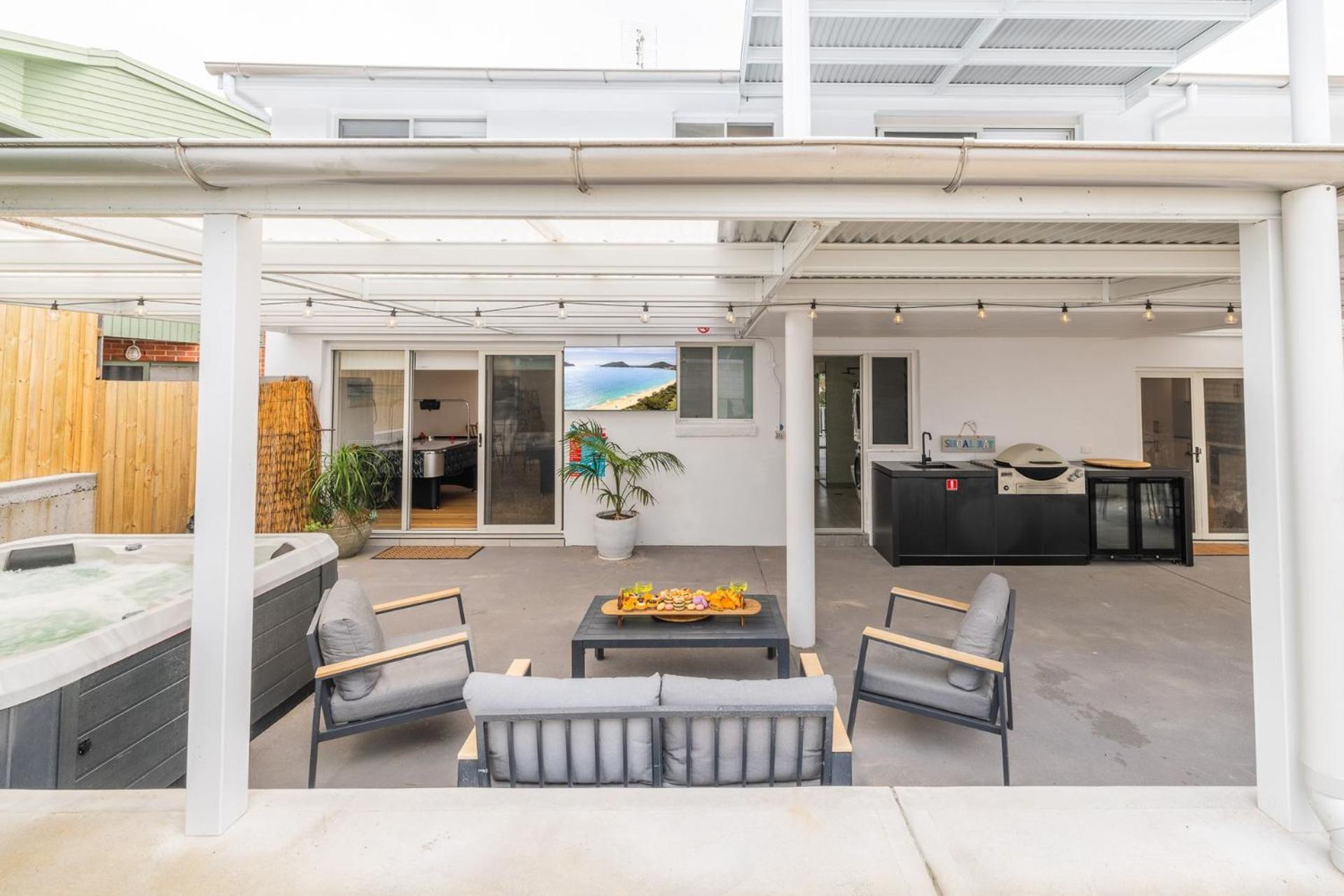 Holiday home East Belmont, 38 Tomaree Rd - Spa, Linen, Wi-fi, Air Con , Games *