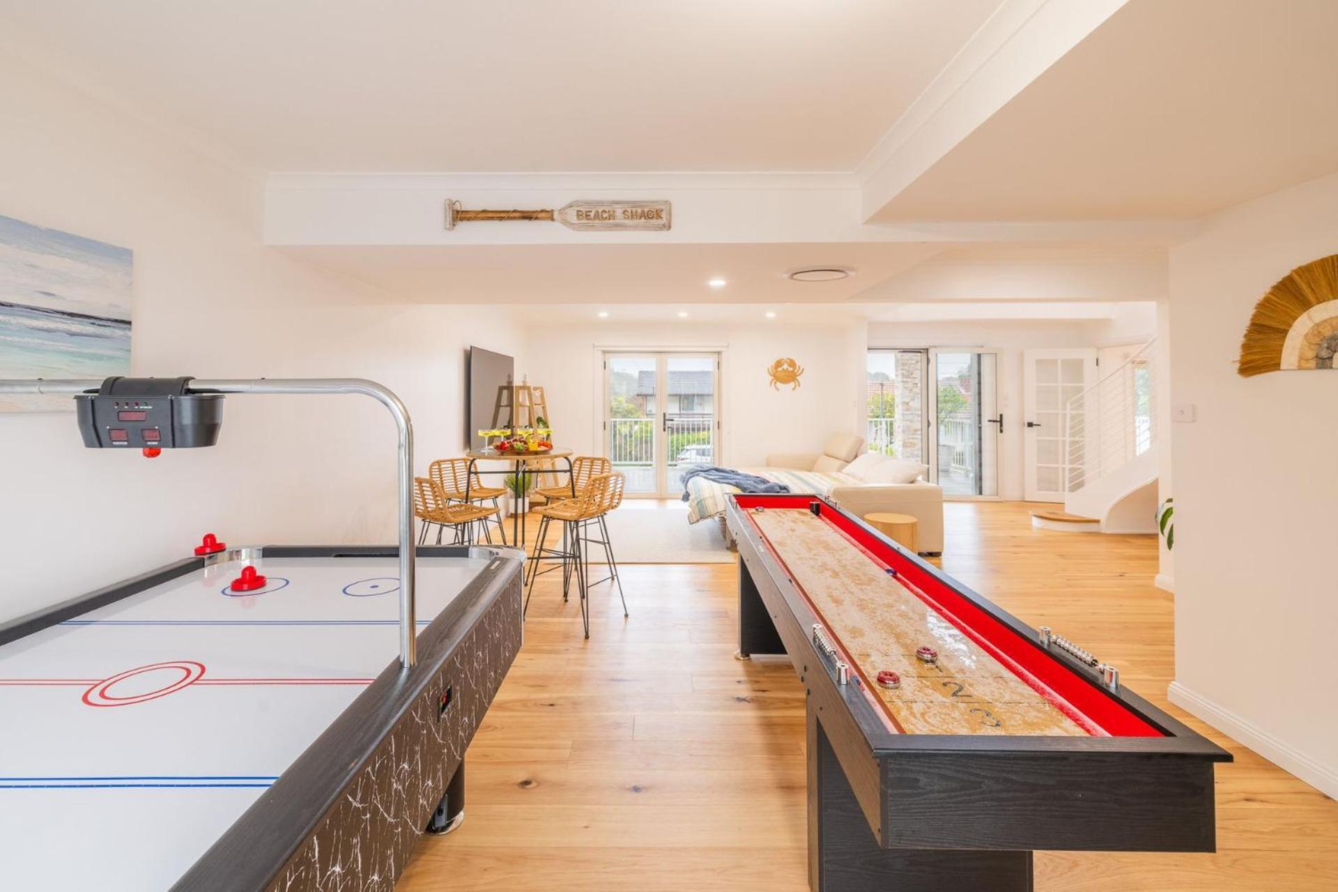 East Belmont, 38 Tomaree Rd - Spa, Linen, Wi-fi, Air Con , Games *