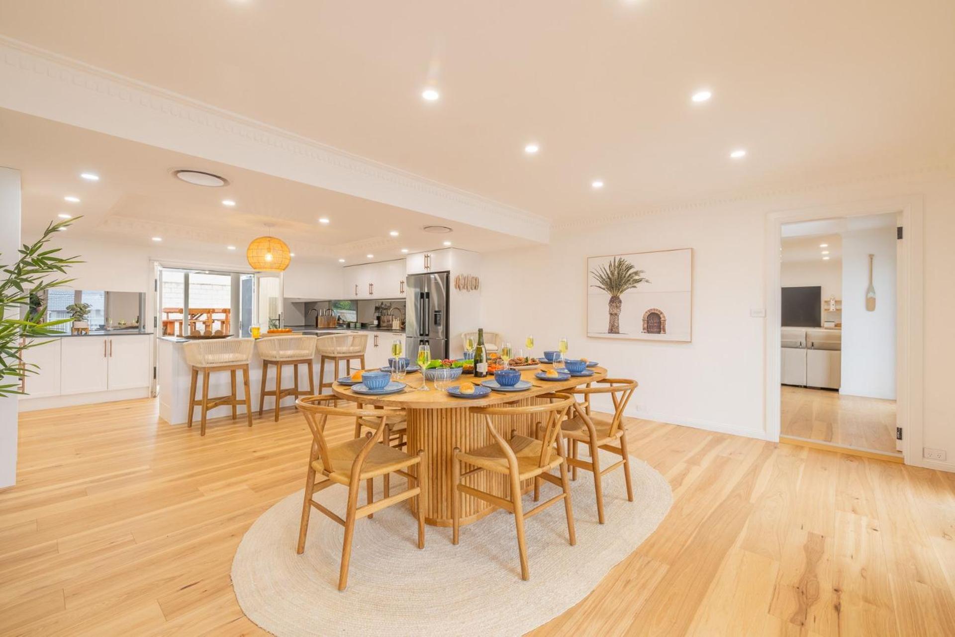 East Belmont, 38 Tomaree Rd - Spa, Linen, Wi-fi, Air Con , Games Shoal Bay