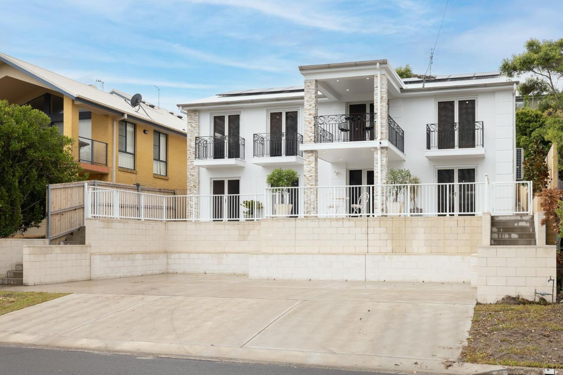 East Belmont, 38 Tomaree Rd - Spa, Linen, Wi-fi, Air Con , Games Shoal Bay