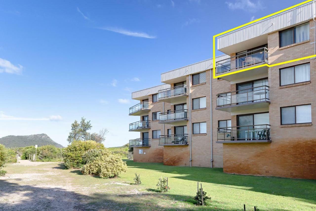 Apartment Intrepid 12 Right On The Beachfront Shoal Bay