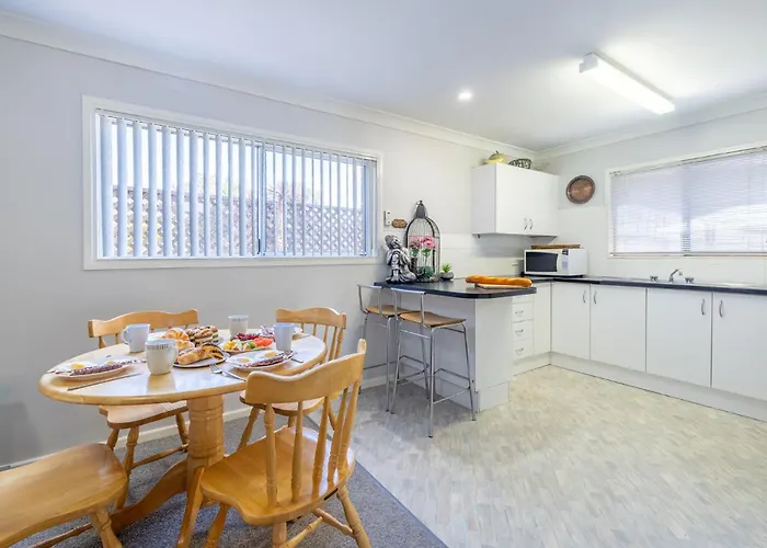 Lorikeet Retreat 2 Pet Friendly Air Conditioned Holiday House